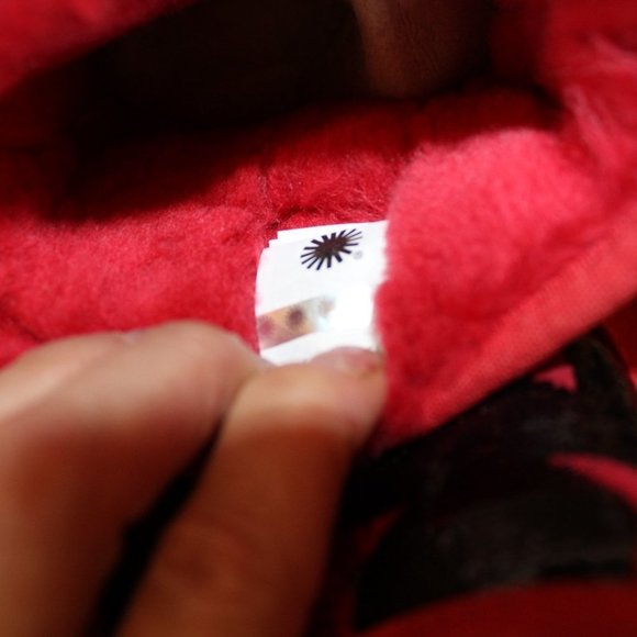 NIB‎ UGG WOMEN'S CLASSIC MINI SEQUIN STARS SUEDE SHEARLING BOOTS RED BLACK - Picture 4 of 7